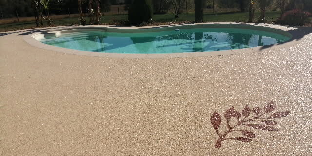 plage-de-piscine-moquette-de-pierre-gers